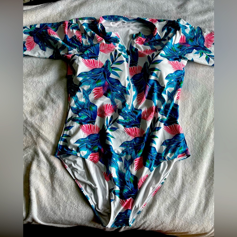 Sleeved bathing suit